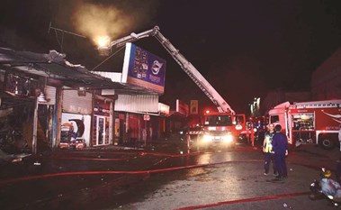 5 فرق إطفاء تخمد حريقاً التهم 5 كراجات بـ «الشويخ»