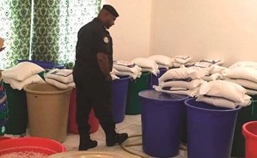 أمن الأحمدي صادر 89 برميل خمر محلية و173 زجاجة معدة للبيع