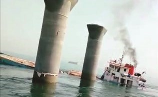 بالفيديو.. غرق سفينة بضائع إيرانية مقابل جسر جابر الأحمد