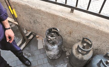 انفجار سلندر غاز يتلف مطعماً ويصيب عاملاً في «المباركية»