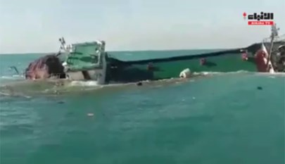 بالڤيديو.. صيادون ينقذون عمالاً من الموت غرقاً في عرض البحر