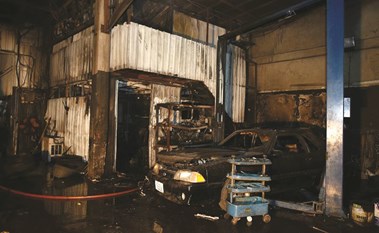 3 مراكز إطفاء أخمدت حريقاً في ثلاثة كراجات بالشويخ