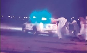 بالفيديو.. مواطنون يتداولون مقطع كبس سيارة فارهة في أوروبا ويعتبرون الإجراء نموذجاً لإنهاء الاستهتار في الكويت