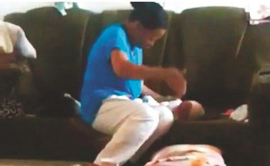 فيديو مروع لخادمة  تصفع طفلاً بشكل هستيري يشعل غضب «التواصل»