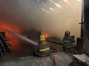 100 رجل إطفاء سيطروا على حريق مستودعين ومصنع في الصليبية