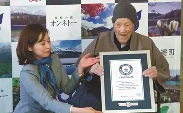 بالفيديو.. أكبر معمر في العالم ياباني عمره 112 عاماً