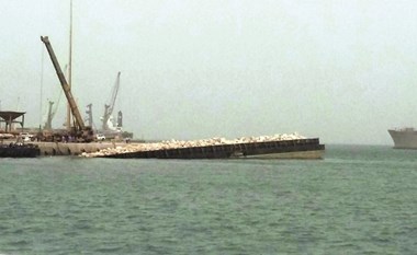 بالفيديو.. غرق «دوبة» محملة بـ «صلبوخ» في ميناء الشعيبة