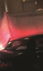 بالفيديو.. خيمة خيرية سقطت على مركبتين في الفروانية