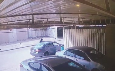 بالفيديو.. البحث عن لص دهس سائقاً عمداً خلال سرقة سيارة في وضعية التشغيل