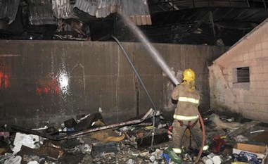 4 مراكز إطفاء تستنفر لمواجهة حريق بشاليهات مصنع أسمنت في «الصليبية الصناعية»