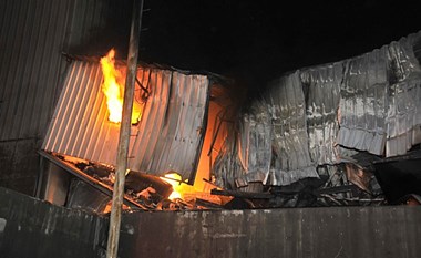 اربعة فرق للإطفاء تسيطر على حريق شاليهات في مصنع للإسمنت بمنطقة الصليبية الصناعية