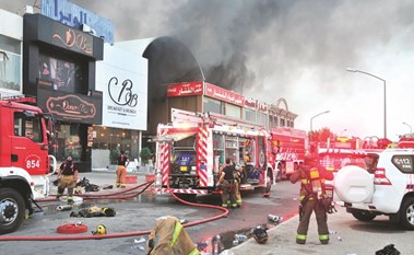 بالفيديو.. 130 رجل إطفاء من 7 مراكز سيطروا على حريق هائل بمجمع تجاري في الضجيج