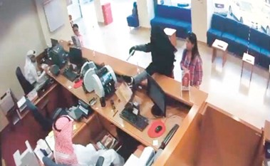 بالفيديو.. الأردني المتهم بالسطو على فرع بنك في النقرة: أنا بريء ولم أتشبه بالنساء