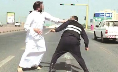 بالفيديو... الامتناع عن عقاب المعتدي على رجل أمن بتقاطع الرقة - العقيلة