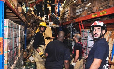 «الإطفاء» تواصل البحث عن عامل مفقود انهار عليه مخزن بمساحة 1500 م2