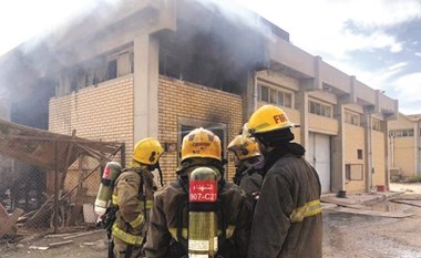 بالفيديو.. إخماد حريق شبَّ في محول كهرباء مقابل كلية الآداب بـ «كيفان»