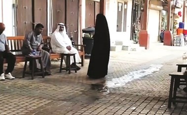 حملة شؤون الإقامة تحصد 9 متسولين بينهم رجال ونساء وأطفال في المباركية
