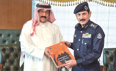 المكراد بحث مع مدير عام الدفاع المدني البحريني  التعاون  الثنائي