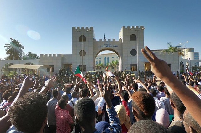 "المهنيين السودانيين" يعلن اعتقال اثنين من قياداته