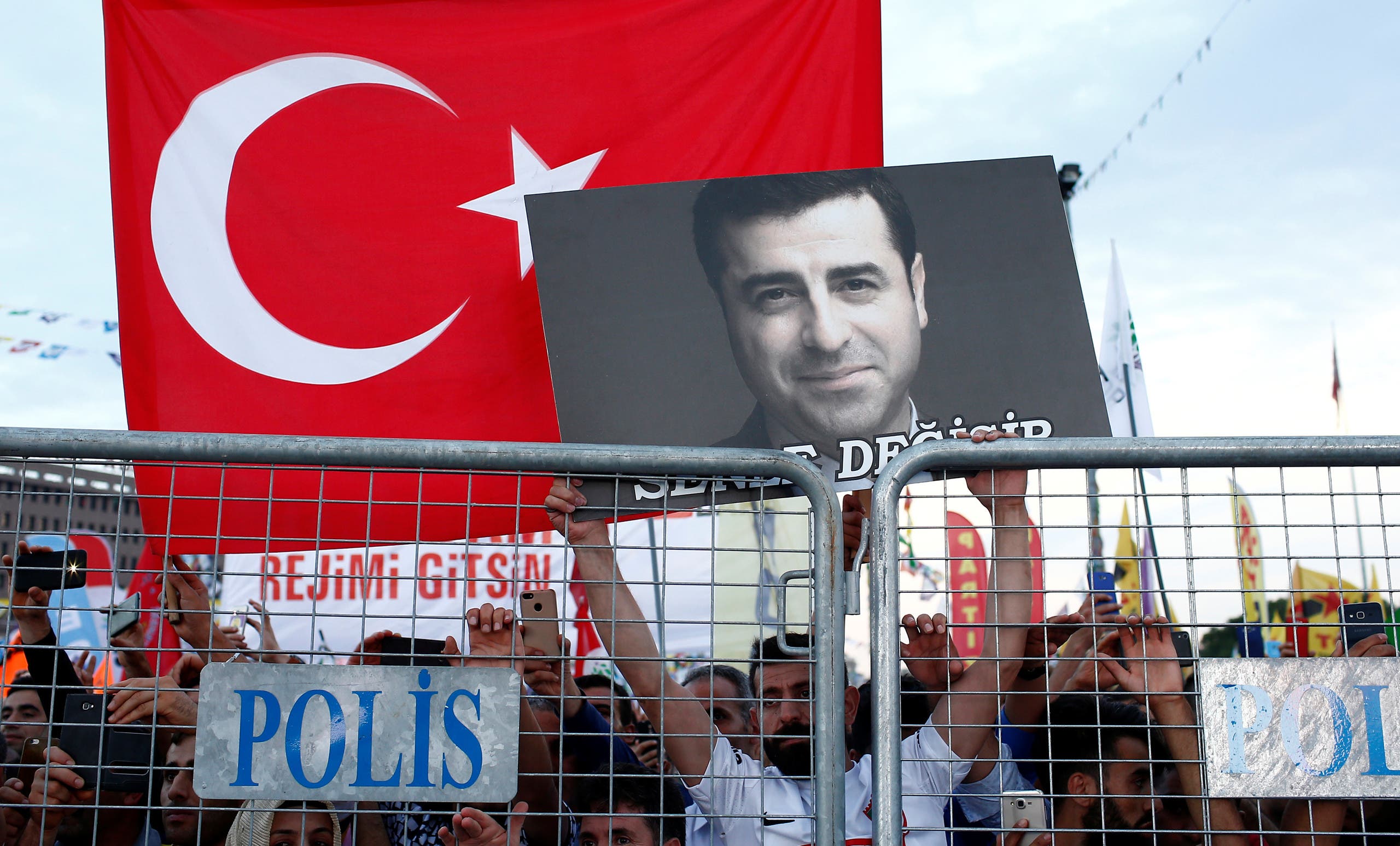 مناصرون لحزب الشعوب الديمقراطي يرفعون صورة لديمرتاش خلال تجمع في اسطنبول