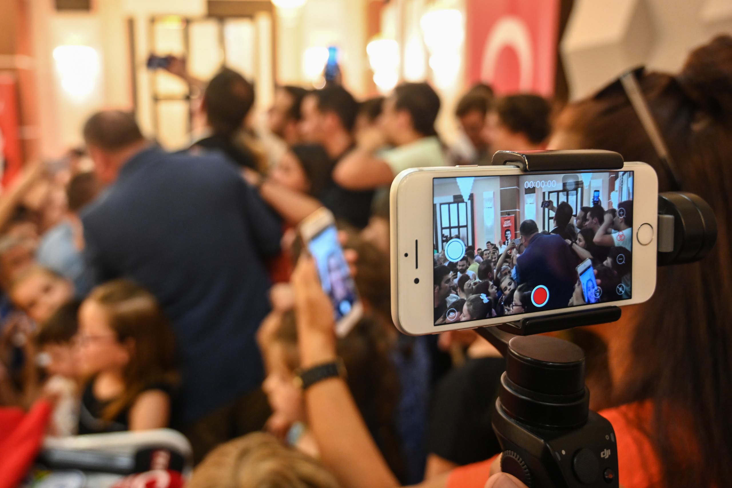 فريق التواصل الاجتماعي لإكرام إمام أوغلو ينقل مباشرةً أحد تجمعاته الانتخابيه خلال حملته للفوز ببلدية اسطنبول في يونيو الماضي