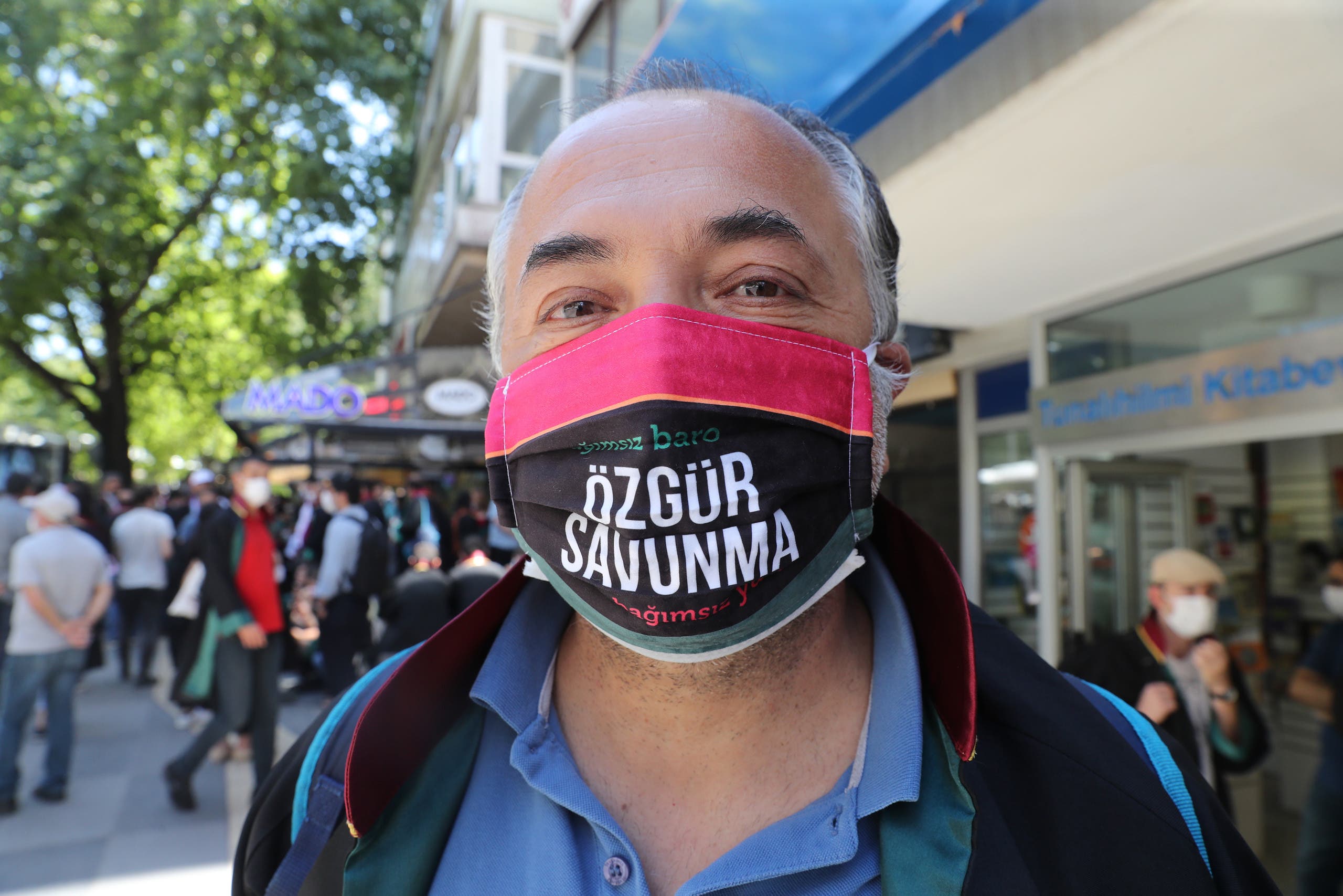 محامي يعتصم أمام قصر العدل باسطنبول وكتب على كمامته 