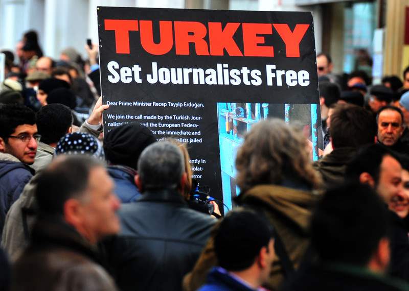 من مظاهرة سابقة احتجاجاً على قمع السلطات التركية للصحفيين - عدسة:مصطفى أوزر / وكالة الصحافة الفرنسية