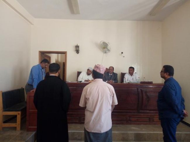 أنباء عدن-إخباري مستقل | محكمة تريم تعقد أولى جلساتها لمحاكمة المتهم في جريمة قتل الشاب بسبب باكت سيجارة