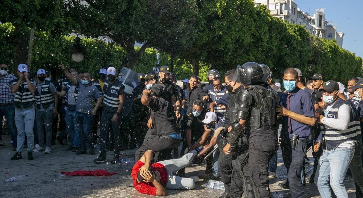 مسيرة ضد عنف الشرطة في تونس.. والرئيس: “لا صفقات في الظلام”